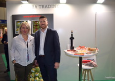 José Carlos Gómez, Director Comercial de El Dulze y Elena Rybakova, en el stand de Vialba Trading.
